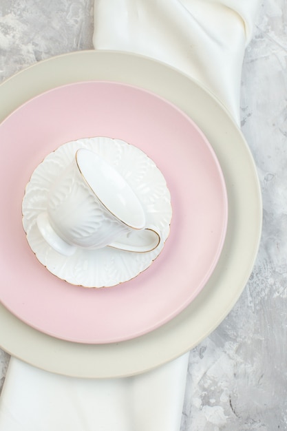 Draufsicht weißer Teller mit rosa Teller und Tasse auf heller Oberfläche Küchenglas Lebensmittelfarbe Mahlzeit Damen horizontal