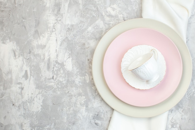 Draufsicht weißer Teller mit rosa Teller und Tasse auf heller Oberfläche Küchenglas Lebensmittelfarbe Mahlzeit Damen Weiblichkeit horizontal