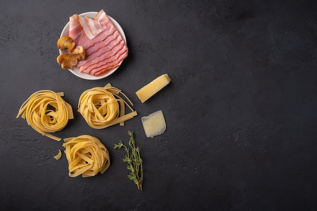 Draufsicht Zutaten der Pasta Fettuccine mit Pilzen, Speck und Parmesan