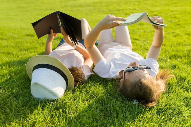 Draufsicht, zwei junge Studentinnen, die Bücher lesen