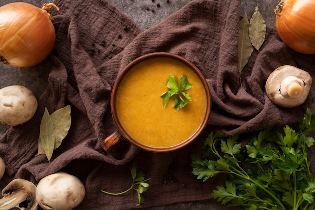 Draufsichtanordnung mit Kürbissuppe und -pilzen