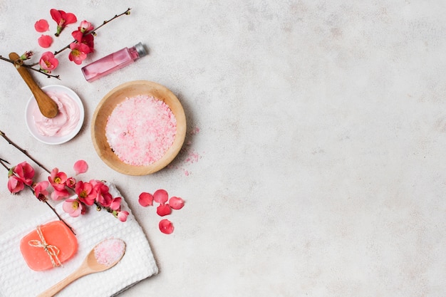 Draufsichtanordnung mit rosa Badekurortprodukten