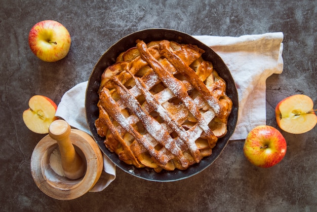 Draufsichtapfelkuchen auf dem Tisch mit Frucht