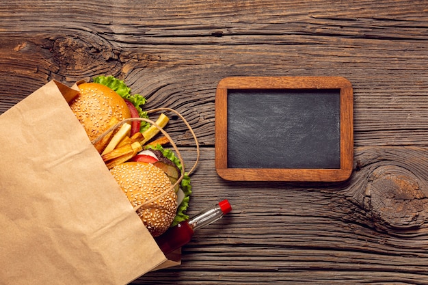 Foto draufsichtburger in einer tasche mit tafel