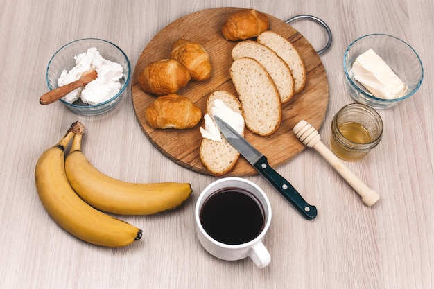 Draufsichtebene legen gesundes Lebensmittel zum Frühstück auf einen Holztisch