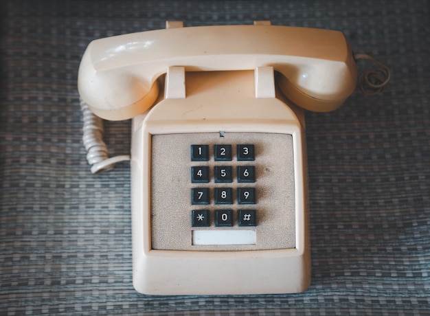 Draufsichten Retro-Telefon mit Wählscheibe auf Holztisch