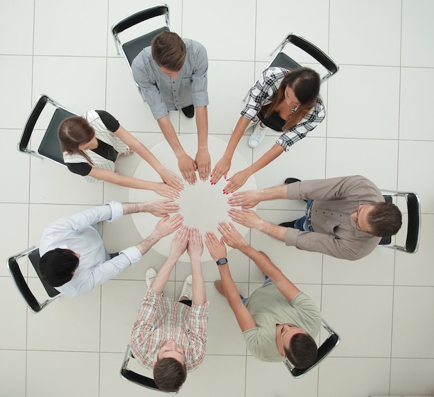 Draufsichterfolgreiches Geschäftsteam, das am runden Tisch sitztdas Konzept der Teamarbeit