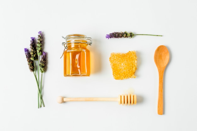 Draufsichthonigglas mit Lavendel und Löffeln