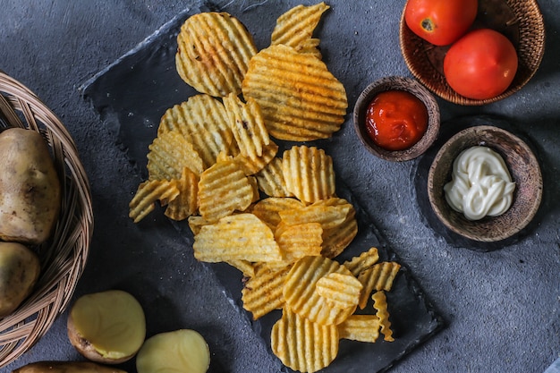 Draufsichtkartoffelchips in einer Schüssel auf dem Tisch