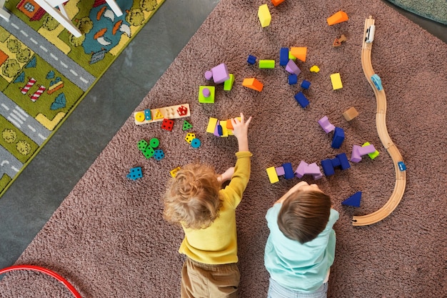 Draufsichtkinder, die auf boden spielen