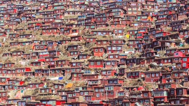 Draufsichtkloster bei Larung Gar (buddhistische Akademie) am Sonnenscheintag