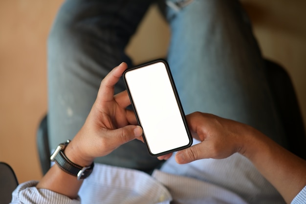 Draufsichtmann im Büro unter Verwendung des mobilen Smartphone