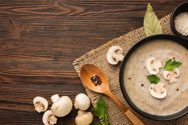 Draufsichtpilzbiskuitcremesuppe und -löffel mit Kopienraum