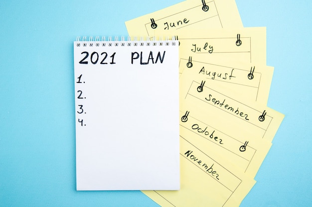 Draufsichtplan auf Notizblock auf blauem Hintergrund geschrieben
