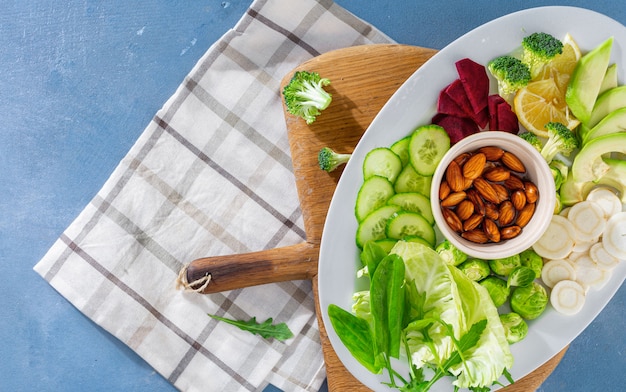 Draufsichtplatte des frischen vegetarischen Essens. Ausgewogene Ernährung