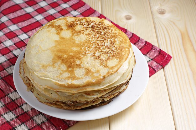 Draufsichtplatte mit Stapel Pfannkuchen