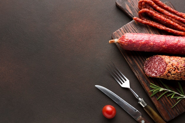 Draufsichtschweinefleisch mit Würsten auf dem Tisch