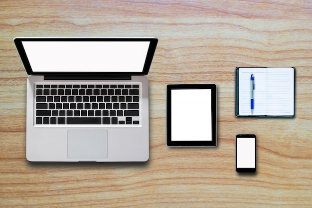 Draufsichttablette Smartphone-Computer-Notizbuch auf Hintergrundholz