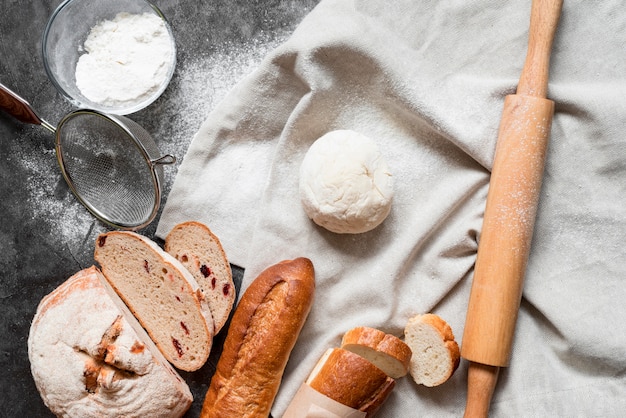 Draufsichtteig mit Brotmischung und Nudelholz