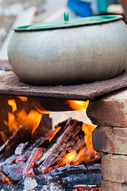 Draußen gekochtes Eintopfgericht, das auf dem Feuer kocht