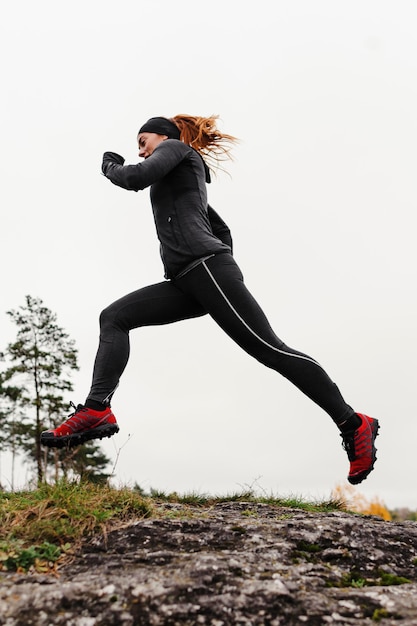 Foto draußen laufende trainingsfrau