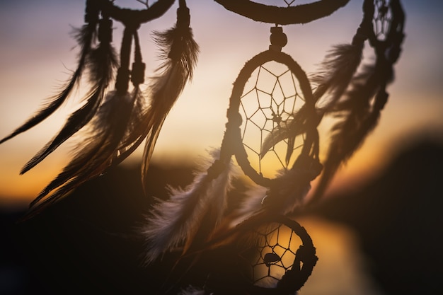 Dream catcher en el viento con hermosa puesta de sol