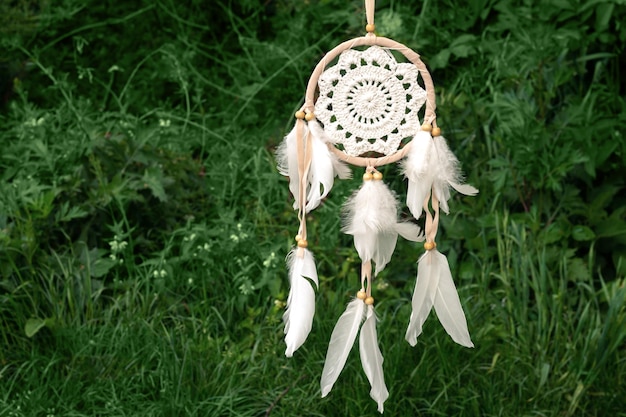 Foto dreamcatcher amuleto de xamã nativo americano na floresta