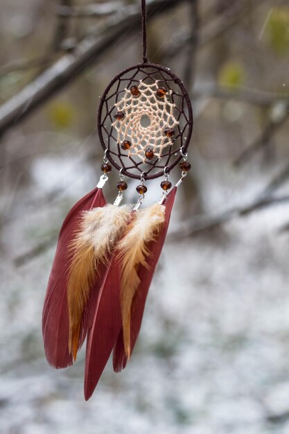 Dreamcatcher feito de contas de couro de penas e cordas