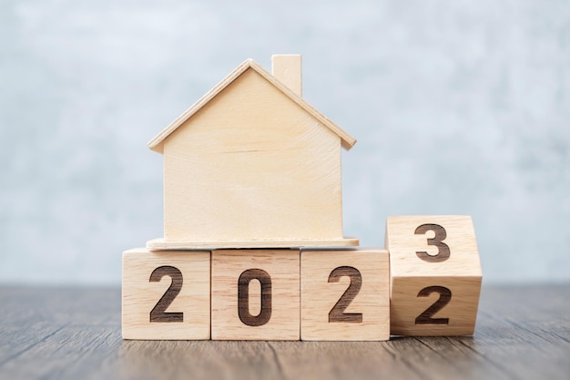 Drehen Sie den Block 2022 bis 2023 mit Hausmodellimmobilien um