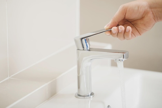 Drehen Sie den Wasserhahn auf, um Wasserrechnungen zu sparen