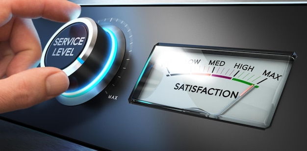 Drehen Sie einen Service-Level-Knopf von Hand bis zum Maximum mit einem Zifferblatt, auf dem das Wort Zufriedenheit steht. Konzeptbild zur Veranschaulichung von Key Performance Indicator, KPI oder Kundenbindung.