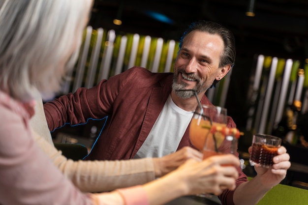 Foto drei ältere freunde trinken in einem restaurant