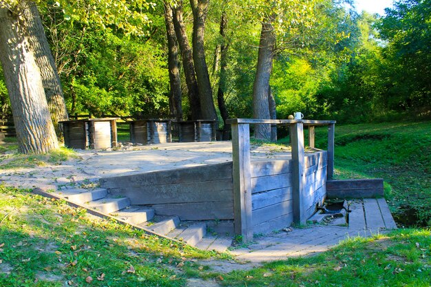 Drei antike Holzbrunnen im Wald, Ukraine