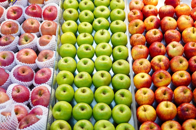 Drei Apfelsorten auf einem Supermarktregal