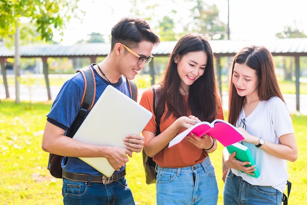 Drei asiatische junge Campusstudenten genießen, zusammen zu unterrichten und Bücher zu lesen