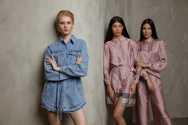 Foto drei asiatische models in identischen looks mit dem schnittmuster dress jumpsuit blonde in denim-jeans