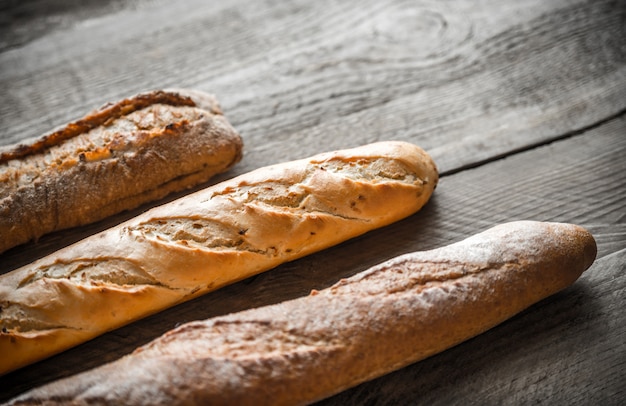 Drei Baguettes auf dem Holztisch