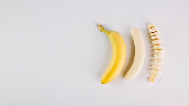 Foto drei bananen in verschiedenen bedingungen