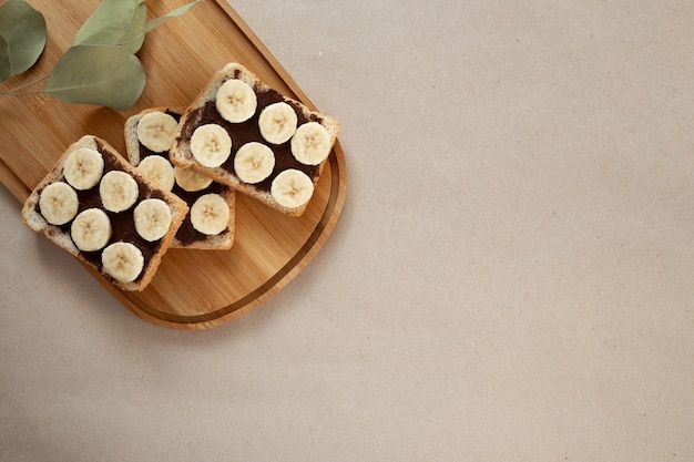 Drei Bananen-Weißbrot-Toasts mit Schokolade geschmiert