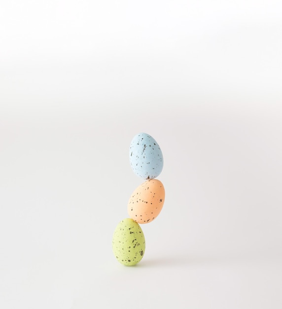 Drei bunte Styropor-Eier auf weißem Hintergrund gestapelt