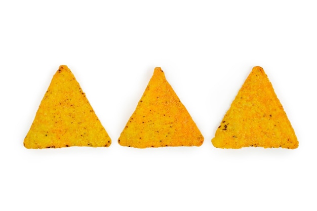 Drei dreieckige Tortillas in Folge auf weißem Hintergrund. Flach liegen.