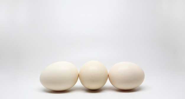 Drei Eier auf weißem Hintergrund mit weißem Hintergrund.