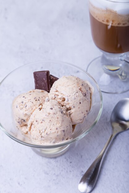 Drei Eisbällchen und eine Tasse Kaffee