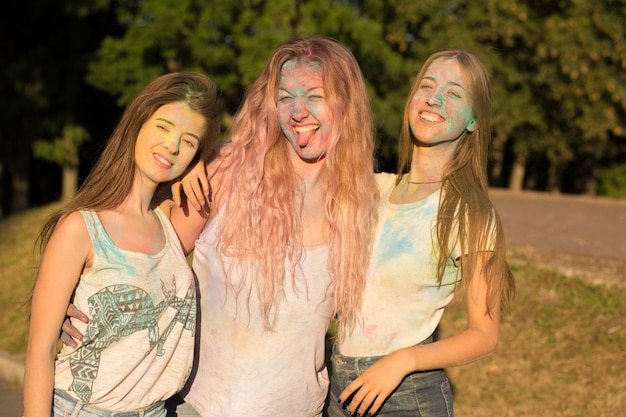 Drei emotionale blonde Freundinnen feiern das Holi-Fest