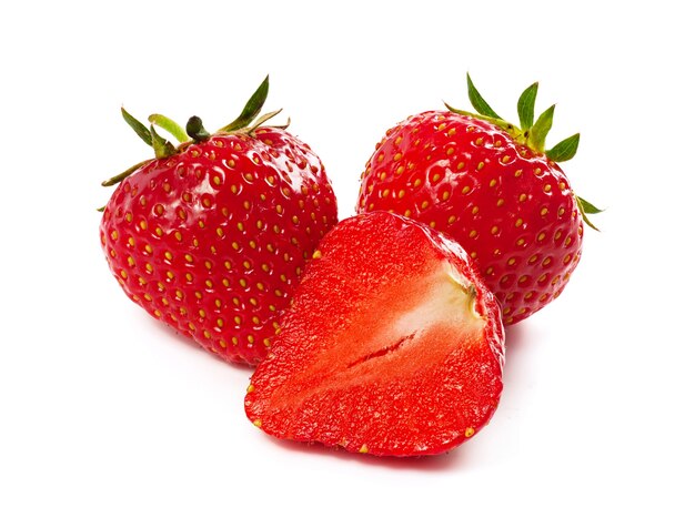 Drei Erdbeeren isoliert auf weißem Hintergrund, Makrobild