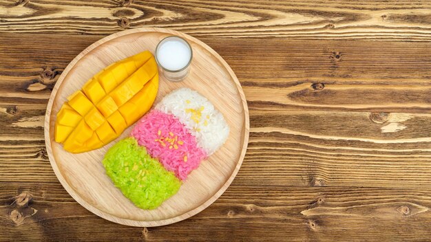 Foto drei farben klebriger reis und reifes mango-thai-dessert