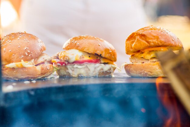 Drei fertige appetitliche große Burger in einer Großküche Fertig bestellen