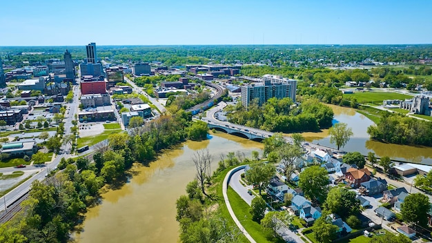 Drei Flüsse kreuzen sich in Fort Wayne, Indiana, mit Häusern, Brücken, Bahngleisen und Wolkenkratzern