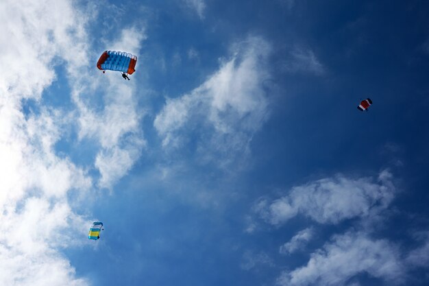 Drei Flugzeuge in blauem Himmel