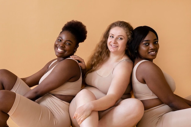 Drei Frauen in nackten Body Shapern posieren zusammen